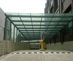 耐力板和钢化玻璃，哪个适合地下车库玻璃雨棚？